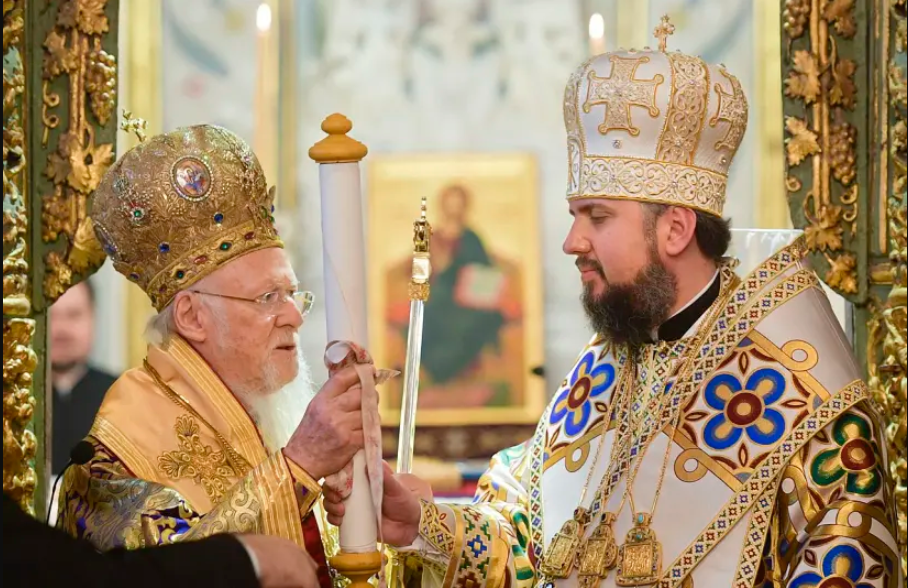 2019年1月5日，烏克蘭東正教自立。1月6日，東正教全球地位最高的神職人員普世牧首巴爾多祿茂(左）頒布教令予該教會都主教伊皮法紐斯。從此烏克蘭東正教脫離俄羅斯東正教獨立。（圖／wiki commons)
